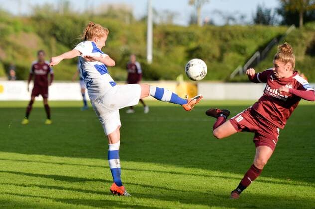Vanessa Martini MSV 22 clears the ball with a header Linda Dallmann SGS 10 Soccer League Women Bundesliga MSV Duisburg SGS Essen xmkx