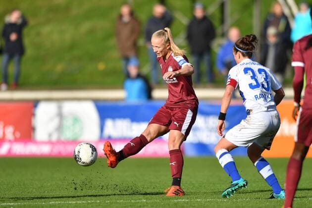 Lea Schüller Lea Schueller SGS 24 flocks the ball against Kathleen Radtke MSV 33 Soccer League Women Bundesliga MSV Duisburg SGS Essen xmkx