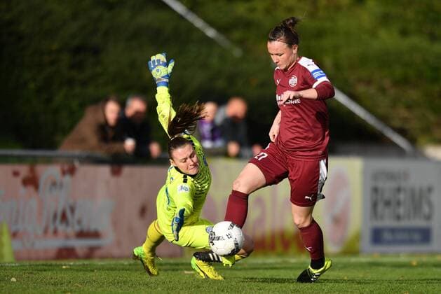 Marina Hegering SGS 27 puts the ball on Lena Nuding Goalkeeper MSV 23 by the Soccer League Women International Friendlies MSV Duisburg SGS Essen xmkx