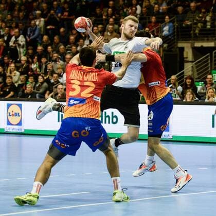 Mens Handball in Berlin Season 2017 18 Germany Spain Arnau Garcia Barcelo Nr 32 Spain Philipp Weber Nr 20 Germany Eduardo Gurbindo Nr 3 Spain 29 10 17 Copyright: xMichaelxHundtx xMatthiasxKochx