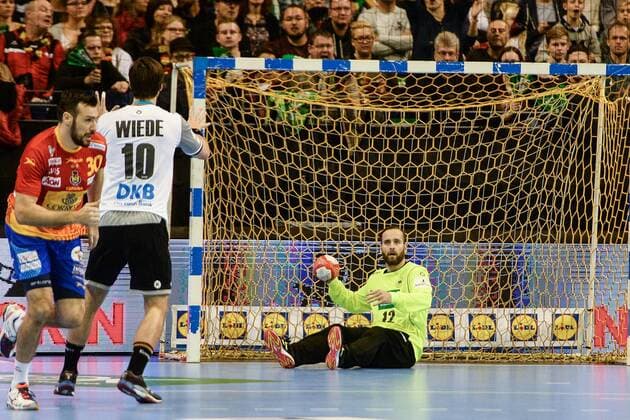 Mens Handball in Berlin Season 2017 18 Germany Spain Gedeon Guardiola Vilaplana Nr 30 Spain Fabian Wiede Nr 10 Germany TW Silvio Heinevetter Nr 12 Germany 29 10 17 Copyright: xMichaelxHundtx xMatthiasxKochx