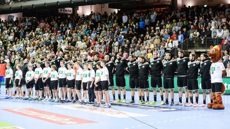 Handball mens international in Berlin season 2017 18 Germany Spain the German national team playing the German national anthem 29 10 17 Copyright: xMichaelxHundtx xMatthiasxKochx