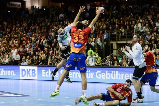 Mens Handball in Berlin Season 2017 18 Germany Spain Fabian Wiede Nr 10 Germany Arnau Garcia Barcelo Nr 32 Spain 29 10 17 Copyright: xMichaelxHundtx xMatthiasxKochx