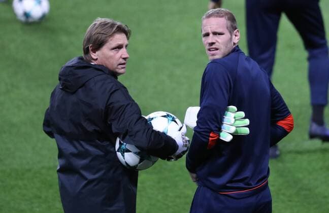 Anderlecht s keeper trainer Max de Jong and Anderlecht s goalkeeper Matz Sels pictured during a training of Belgian soccer team RSC Anderlecht, Monday 30 October 2017 in Paris, France. Tomorrow Anderlecht is playing a game in the group stage (Group B) of the UEFA Champions League competition against French PSG. VIRGINIExLEFOUR  x05192887x