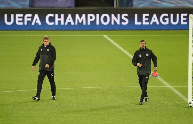 Anderlecht s head coach Hein Vanhaezebrouck and Anderlecht s assistant coach Karim Belhocine pictured during a training of Belgian soccer team RSC Anderlecht, Monday 30 October 2017 in Paris, France. Tomorrow Anderlecht is playing a game in the group stage (Group B) of the UEFA Champions League competition against French PSG. VIRGINIExLEFOUR  x05192898x