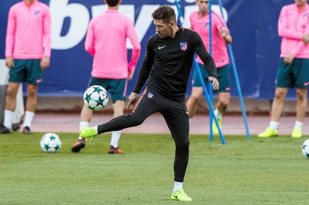 Atletico de Madrid s head coach Diego Simeone during an official training session of the team at the Vicente Calderon stadium in Madrid, Spain, 30 October 1993. Atletico de Madrid will face Qarabag for a UEFA Champions League match tomorrow. Atletico de Madrid s training session !ACHTUNG: NUR REDAKTIONELLE NUTZUNG!  Copyright: xRodrigoxJimenezx MAD001 20171030-636449885403152807