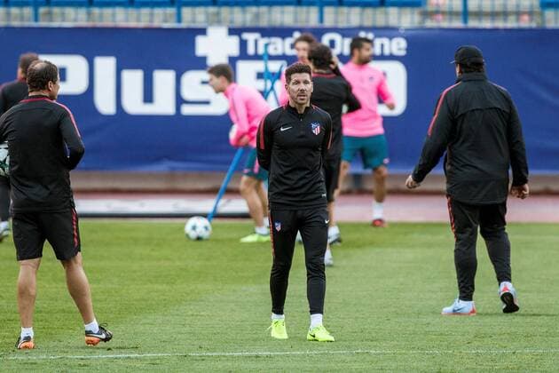 Atletico de Madrid s head coach Diego Pablo Simeone during an official training session of the team at the Vicente Calderon stadium in Madrid, Spain, 30 October 1993. Atletico de Madrid will face Qarabag for a UEFA Champions League match tomorrow. Atletico de Madrid s training session !ACHTUNG: NUR REDAKTIONELLE NUTZUNG!  Copyright: xRodrigoxJimenezx MAD004 20171030-636449886025436807