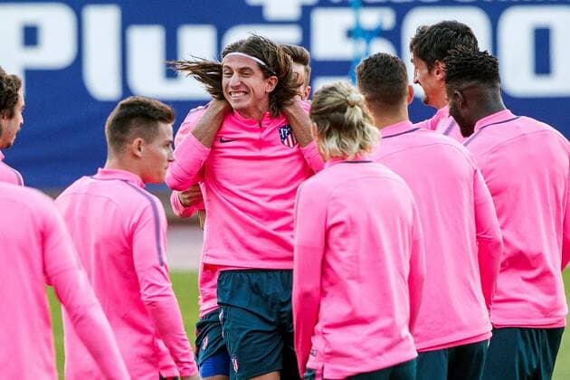Bilder des Tages - SPORT Atletico de Madrid s Filipe Luis (2L) during an official training session of the team at the Vicente Calderon stadium in Madrid, Spain, 30 October 1993. Atletico de Madrid will face Qarabag for a UEFA Champions League match tomorrow. Atletico de Madrid s training session !ACHTUNG: NUR REDAKTIONELLE NUTZUNG!  Copyright: xRodrigoxJimenezx MAD016 20171030-636449892461060807