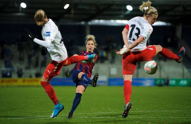Soccer Women 1 Bundesliga 30 10 2017 6 Matchday Potsdam Karl Liebknecht Stadium 1 FFC Turbine Potsdam geg 1 FFC Frankfurt 1 1 from left to right Ana Maria CRNOGORCEVIC 21 FFC Svenja HUTH 9 Turbine Marith PRIESSEN 13 FFC Foto camera 4 Eberhard Thonfeld