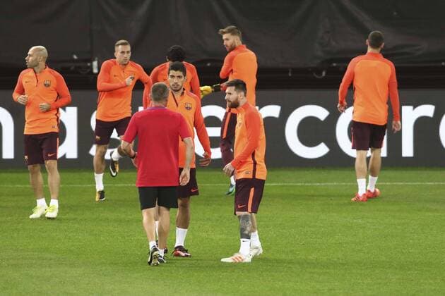 (171031) -- ATHENS, Oct. 31, 2017 -- Barcelona s Lionel Messi (front R) and Luis Suarez (front C) attend a training session at Karaiskaki Stadium in Piraeus near Athens, Greece, on Oct. 30, 2017. Barcelona will play against Olympiakos in a Champions League group D soccer match on Tuesday. ) (SP)GREECE-ATHENS-SOCCER-UEFA CHAMPIONS-BARCELONA-OLYMPIAKOS LefterisxPartsalis 