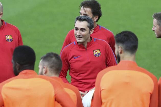 (171031) -- ATHENS, Oct. 31, 2017 -- Barcelona s head coach Ernesto Valverde (C) speaks to players during a training session at Karaiskaki Stadium in Piraeus near Athens, Greece, on Oct. 30, 2017. Barcelona will play against Olympiakos in a Champions League group D soccer match on Tuesday. ) (SP)GREECE-ATHENS-SOCCER-UEFA CHAMPIONS-BARCELONA-OLYMPIAKOS LefterisxPartsalis 