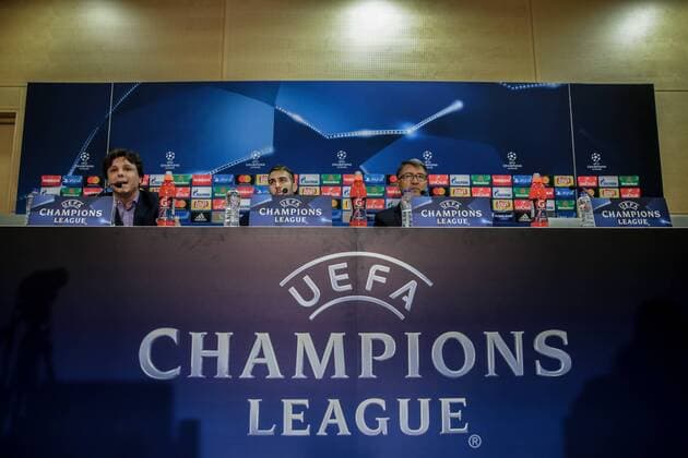 (171031) -- ATHENS, Oct. 31, 2017 -- Olympiakos s captain Kostas Fortounis (C) and head coach Takis Lemonis (R) attend a press conference PK Pressekonferenz at Karaiskaki Stadium in Piraeus near Athens, Greece, on Oct. 30, 2017. Olympiakos will play against Barcelona in a Champions League group D soccer match on Tuesday. ) (SP)GREECE-ATHENS-SOCCER-UEFA CHAMPIONS-BARCELONA-OLYMPIAKOS LefterisxPartsalis 