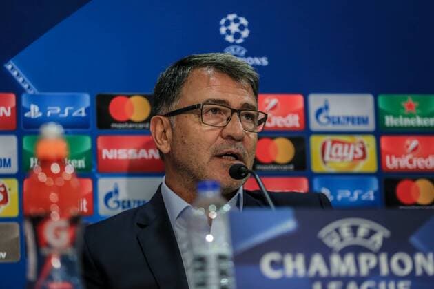 (171031) -- ATHENS, Oct. 31, 2017 -- Olympiakos s head coach Takis Lemonis speaks during a press conference PK Pressekonferenz at Karaiskaki Stadium in Piraeus near Athens, Greece, on Oct. 30, 2017. Olympiakos will play against Barcelona in a Champions League group D soccer match on Tuesday. ) (SP)GREECE-ATHENS-SOCCER-UEFA CHAMPIONS-BARCELONA-OLYMPIAKOS LefterisxPartsalis 