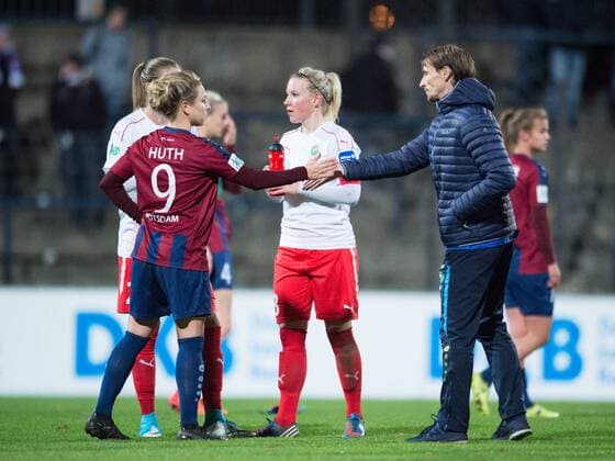 After the end of the game Head coach Matthias Rudolph r POT claps with Svenja Huth 9 POT The game ends 1 1 Divisional Football Women 1 Bundesliga Season 2017 2018 6 Matchday 1 FFC Turbine Potsdam 1 FFC Frankfurt in Potsdam Germany on 30 10 2017