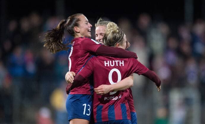 Jubel for the goal to 1 0 Lia Joelle Waelti Tabea Kemme and Torschuetzin Svenja Huth vl allePOT Football Women 1 Bundesliga Season 2017 2018 6 Round 1 FFC Turbine Potsdam 1 FFC Frankfurt in Potsdam Germany on 30 10 2017