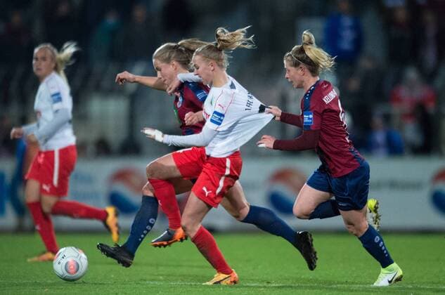 Tablo Kemme POT Jackie Groenen FFC Elise Kellond Knight POT Football Women 1 Bundesliga Season 2017 2018 6 Matchday 1 FFC Turbine Potsdam 1 FFC Frankfurt in Potsdam Germany on 30 10 2017