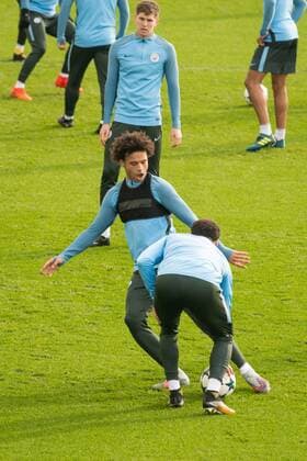 Bilder des Tages - SPORT Manchester City Training Leroy San? takes the ball from Kyle Walker of Manchester City during the Manchester City training session ahead of their Champions League match at City Football Academy, Manchester Content Not Available For UK Newspapers Copyright: xMattxWilkinsonx FIL-10884-0021