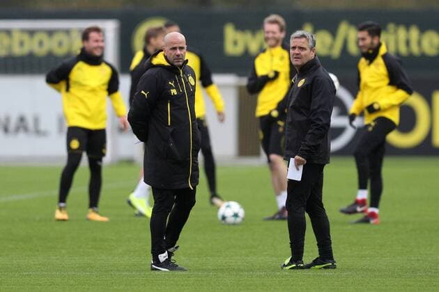 Bilder des Tages - SPORT Fußball Champions League Saison 2017 2018 Training von Borussia Dortmund am 31 10 2017 in Dortmund Nordrhein Westfalen Cheftrainer Peter Bosz Borussia Dortmund Kirchner TimxRehbein