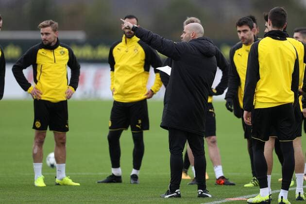 Fußball Champions League Saison 2017 2018 Training von Borussia Dortmund am 31 10 2017 in Dortmund Nordrhein Westfalen Cheftrainer Peter Bosz Borussia Dortmund gibt Anweisungen Kirchner TimxRehbein