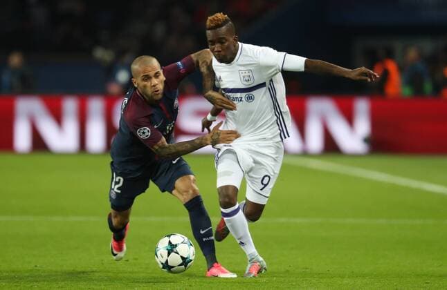 PSG s Dani Alves and Anderlecht s Henry Onyekuru fight for the ball during a soccer game between French team Paris Saint-Germain Football Club and Belgian club RSC Anderlecht, Tuesday 31 October 2017 in Paris, France, the fourth match in the group stage (Group B) of the UEFA Champions League competition. VIRGINIExLEFOUR  x05193094x