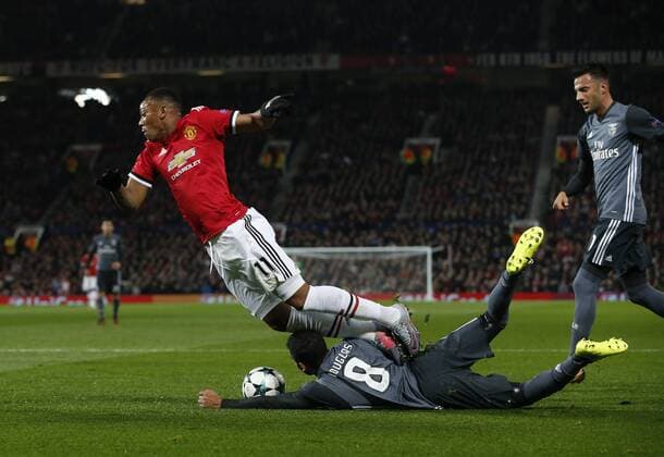 Bilder des Tages - SPORT Anthony Martial of Manchester United ManU is brought down by Douglas of SL Benfica to earn a penalty during the Champions League Group A match at the Old Trafford Stadium, Manchester. Picture date: October 31st 2017. Picture credit should read: Andrew Yates Sportimage EDITORIAL USE ONLY. No use with unauthorised audio, video, data, fixture lists, club league logos or live services. Online in-match use limited to 120 images, no video emulation. No use in betting, games or single club league player publications.