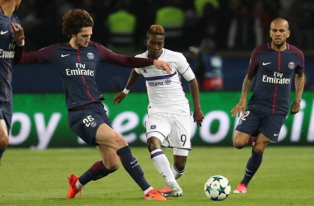 PSG s Adrien Rabiot and Anderlecht s Henry Onyekuru fight for the ball during a soccer game between French team Paris Saint-Germain Football Club and Belgian club RSC Anderlecht, Tuesday 31 October 2017 in Paris, France, the fourth match in the group stage (Group B) of the UEFA Champions League competition. VIRGINIExLEFOUR  x05193118x
