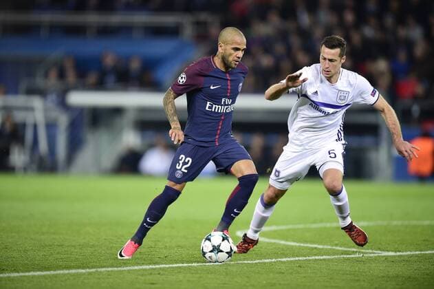 Dani Alves PSG vs Uros Spajic Anderlecht FOOTBALL PSG vs Anderlecht Ligue des Champions 31 10 2017 JBAutissier Panoramic 