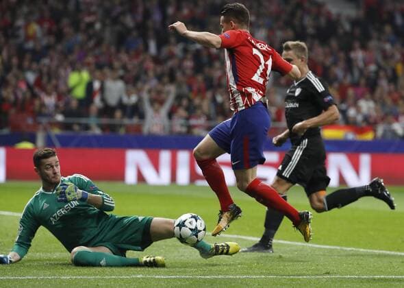 Atletico de Madrid s French striker Kevin Gameiro (C) and Qarabag s Bosnian goalkeeper Ibrahim Sehic vie for the ball during the UEFA Champions League groups phase match between Atletico de Madrid and Qarabag at the Wanda Metropolitano stadium in Madrid, Spain, 31 October 2017. Atletico de Madrid vs. Qarabag !ACHTUNG: NUR REDAKTIONELLE NUTZUNG!  Copyright: xJuanxCarlosxHidalgox MAD006 20171031-636450813459023195
