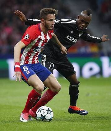 Atletico de Madrid s midfielder Saul Niguez (L) and Qarabag s Haitian midfielder Wilde-Donald Guerrier vie for the ball during the UEFA Champions League groups phase match between Atletico de Madrid and Qarabag at the Wanda Metropolitano stadium in Madrid, Spain, 31 October 2017. Atletico de Madrid vs. Qarabag !ACHTUNG: NUR REDAKTIONELLE NUTZUNG!  Copyright: xJuanJoxMartinx MAD009 20171031-636450816748439195