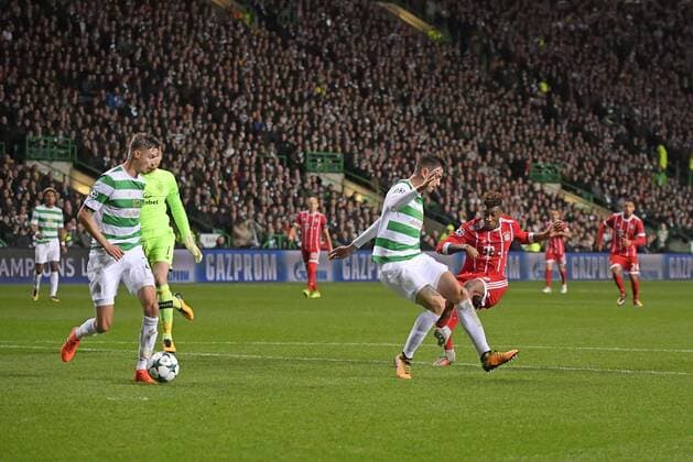 31 10 2017 Football UEFA Champions League 2017 2018 Group stage 4 Gameday Celtic Glasgow FC Bayern Munich in Celtic Park Stadium Glasgow Scotland Kingsley Coman re Bayern Munich Goal for the 1 0 the goalkeeper Craig Gordon left Celtic Glasgow is played out and can only watch