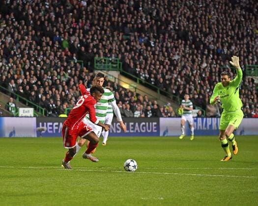 31 10 2017 Football UEFA Champions League 2017 2018 Group stage 4 Gameday Celtic Glasgow FC Bayern Munich at Celtic Park Stadium Glasgow Scotland Shortly before the goal Kingsley Coman li Bayern Munich have played goalkeeper Craig Gordon re Celtic Glasgow