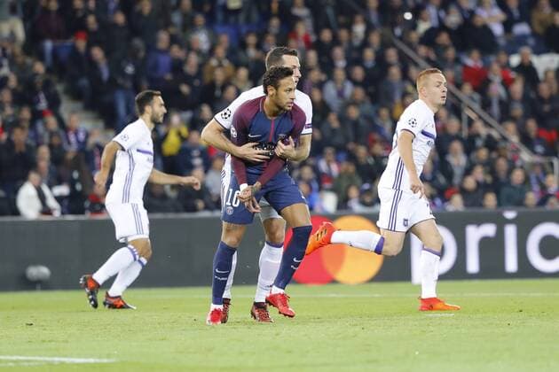 Neymar da Silva Santos Junior Neymar Jr PSG retenu par UroÅ¡s Spajic RSC Anderlecht FOOTBALL PARIS SG v ANDERLECHT UEFA CHAMPIONS LEAGUE 31 10 2017 StephaneAllaman Panoramic 