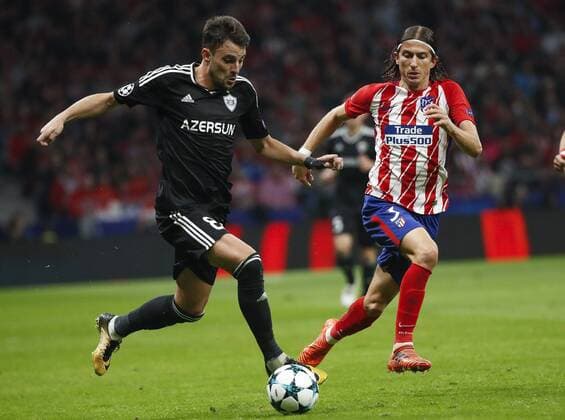 Atletico de Madrid s Brazilian defender Filipe Luis (R) and Qarabag s Spanish midfielder Miguel Marcos Michel vie for the ball during the UEFA Champions League groups phase match between Atletico de Madrid and Qarabag at the Wanda Metropolitano stadium in Madrid, Spain, 31 October 2017. Atletico de Madrid vs. Qarabag !ACHTUNG: NUR REDAKTIONELLE NUTZUNG!  Copyright: xJuanJoxMartinx MAD011 20171031-636450818777531195