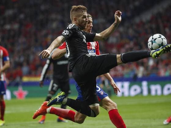 Atletico de Madrid s Brazilian defender Filipe Luis (back) and Qarabag s Brazilian midfielder Pedro Henrique vie for the ball during the UEFA Champions League groups phase match between Atletico de Madrid and Qarabag at the Wanda Metropolitano stadium in Madrid, Spain, 31 October 2017. Atletico de Madrid vs. Qarabag !ACHTUNG: NUR REDAKTIONELLE NUTZUNG!  Copyright: xJuanJoxMartinx MAD016 20171031-636450825830135195