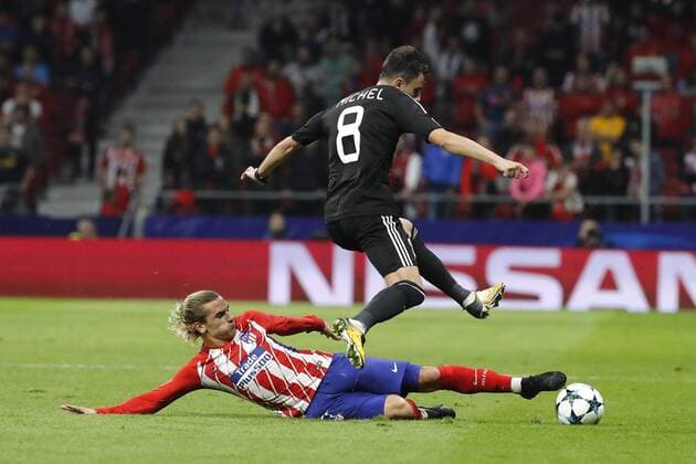 Atletico de Madrid s French striker Antoine Griezmann (down) vies for the ball with Qarabag s Spanish midfielder Migelk Marcos Michel during the UEFA Champions League groups phase match between Atletico de Madrid and Qarabag at the Wanda Metropolitano stadium in Madrid, Spain, 31 October 2017. Atletico de Madrid vs. Qarabag !ACHTUNG: NUR REDAKTIONELLE NUTZUNG!  Copyright: xJuanxCarlosxHidalgox MAD022 20171031-636450829325315195
