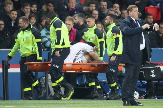 Anderlecht s Uros Spajic leaves the pitch after being injured during a soccer game between French team Paris Saint-Germain Football Club and Belgian club RSC Anderlecht, Tuesday 31 October 2017 in Paris, France, the fourth match in the group stage (Group B) of the UEFA Champions League competition. VIRGINIExLEFOUR  x05193130x