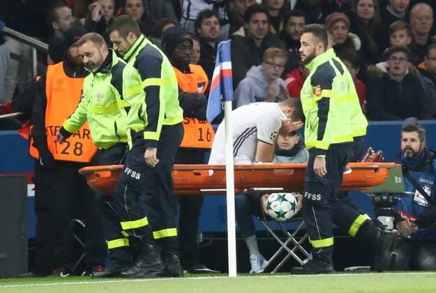 Bilder des Tages - SPORT Anderlecht s Uros Spajic leaves the pitch after being injured during a soccer game between French team Paris Saint-Germain Football Club and Belgian club RSC Anderlecht, Tuesday 31 October 2017 in Paris, France, the fourth match in the group stage (Group B) of the UEFA Champions League competition. VIRGINIExLEFOUR  x05193132x