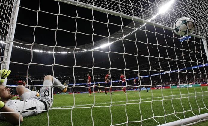 Bilder des Tages - SPORT Atletico de Madrid s Slovenian goalkeeper Jan Oblak tries to stop the first goal of Qarabag during the UEFA Champions League groups phase match between Atletico de Madrid and Qarabag at the Wanda Metropolitano stadium in Madrid, Spain, 31 October 2017. Atletico de Madrid vs. Qarabag !ACHTUNG: NUR REDAKTIONELLE NUTZUNG!  Copyright: xJuanJoxMartinx MAD030 20171031-636450836847284227