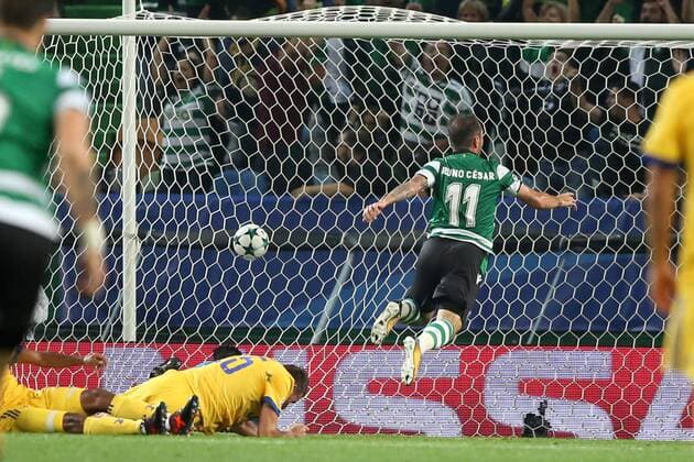 Bilder des Tages - SPORT October 31, 2017 - Lisbon, Portugal - Sporting s midfielder Bruno Cesar from Brazil shoots to score during the UEFA Champions League football match Sporting CP vs Juventus at the Alvalade stadium in Lisbon, Portugal on October 31, 2017. Photo: Sporting CP v Juventus - UEFA Champions League  - ZUMAn230 20171031_zaa_n230_280 Copyright: xPedroxFiuzax