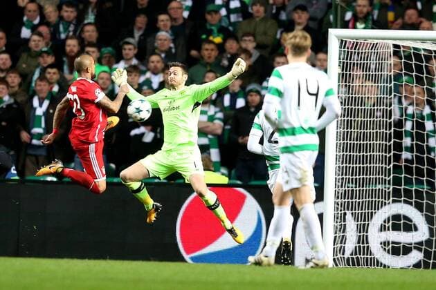 Arturo Vidal FC Bayern Muenchen 23 Craig Gordon Celtic Glasgow 1 Stuart Armstrong Celtic Glasgow 14 Celtic FC vs FC Bayern Munich Champions League Football 31 10 2017 Glasgow Copyright: xLanger Eibner-Pressefotox EP_HLR