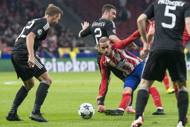 Themen der Woche - SPORT Bilder des Tages - SPORT Atletico de Madrid Antoine Griezmann and Qarabag Jakub Rzezniczak during UEFA Champions League match between FK Qarabag and Atletico de Madrid at Wanda Metropolitano in Madrid, Spain. October 31, 2017.  (20171031031)