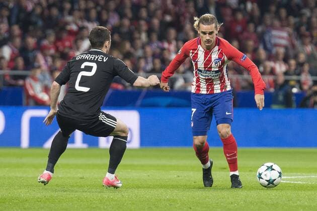 Atletico de Madrid Antoine Griezmann and Qarabag Qara Qarayev during UEFA Champions League match between FK Qarabag and Atletico de Madrid at Wanda Metropolitano in Madrid, Spain. October 31, 2017.  (20171031005)