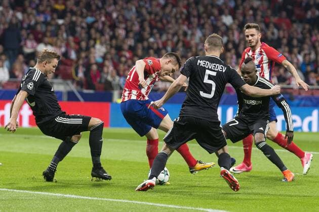 Bilder des Tages - SPORT Atletico de Madrid Kevin Gameiro and Qarabag Maxim Medvedev and Donald Guerrier during UEFA Champions League match between FK Qarabag and Atletico de Madrid at Wanda Metropolitano in Madrid, Spain. October 31, 2017.  (20171031007)