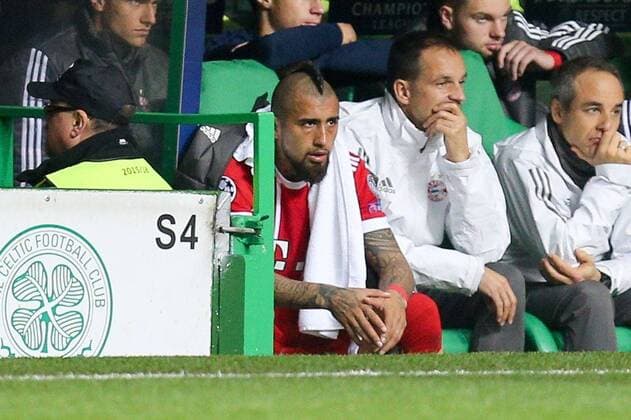 sour after his substitution Arturo Vidal 23 FC Bayern Muenchen on the bench Celtic Glasgow vs FC Bayern Muenchen Football Preliminary Round Champions League 31 10 2017 Glasgow Glasgow Scotland Copyright: xkolbert-press ChristianxKolbertx