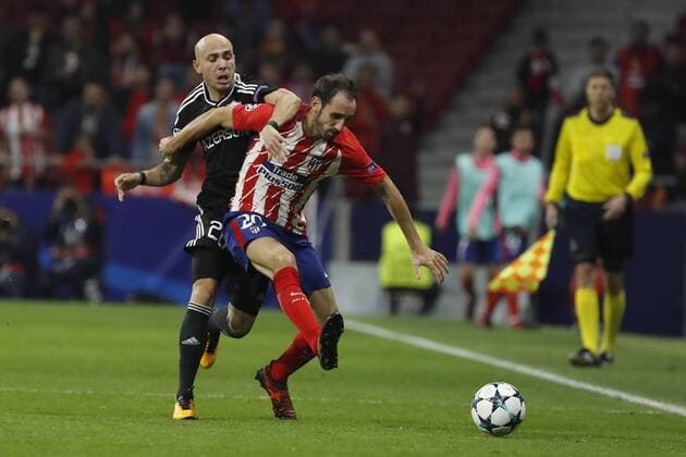 Atletico de Madrid s defender Juan Francisco Torres (R) and Qarabag s Brazilian midfielder Richard Almeida vie for the ball during the UEFA Champions League groups phase match between Atletico de Madrid and Qarabag at the Wanda Metropolitano stadium in Madrid, Spain, 31 October 2017. Atletico de Madrid vs. Qarabag !ACHTUNG: NUR REDAKTIONELLE NUTZUNG!  Copyright: xJuanxCarlosxHidalgox MAD040 20171031-636450846537093312