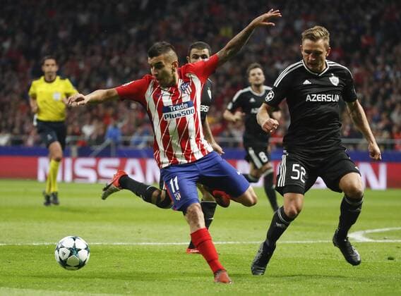 Atletico de Madrid s Argentinian midfielder Angel Correa (L) and Qarabag s Polish Jakub Rzezniczak during the UEFA Champions League groups phase match between Atletico de Madrid and Qarabag at the Wanda Metropolitano stadium in Madrid, Spain, 31 October 2017. Atletico de Madrid vs. Qarabag !ACHTUNG: NUR REDAKTIONELLE NUTZUNG!  Copyright: xJuanJoxMartinx MAD047 20171031-636450850310265312