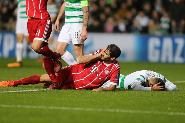Javi Martinez 8 Bayern Munich injured in the eye on the ground Celtic Glasgow vs Bayern Munich Football Preliminary Round Champions League 31 10 2017 Glasgow Glasgow Scotland Copyright: xkolbert-press ChristianxKolbertx