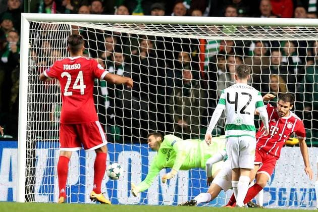Javier Martinez FC Bayern Muenchen 8 after the 1 2 with a laceration on the head Celtic Glasgow vs Bayern Munich Champions League Football 31 10 2017 Glasgow Copyright: xLanger Eibner-Pressefotox EP_HLR