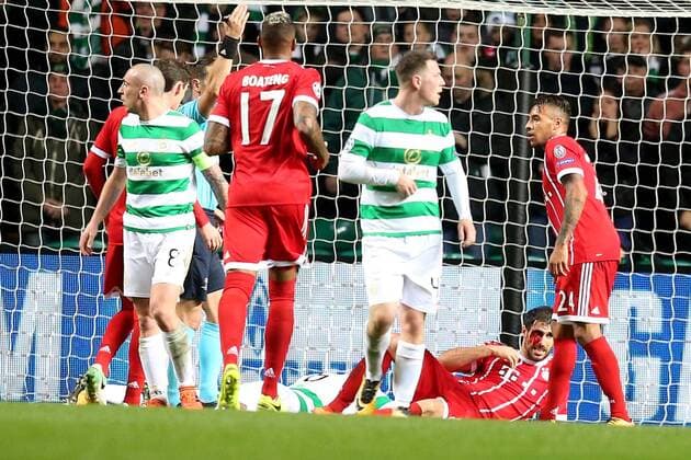 Javier Martinez FC Bayern Muenchen 8 after the 1 2 with a laceration on the head Celtic Glasgow vs Bayern Munich Champions League Football 31 10 2017 Glasgow Copyright: xLanger Eibner-Pressefotox EP_HLR