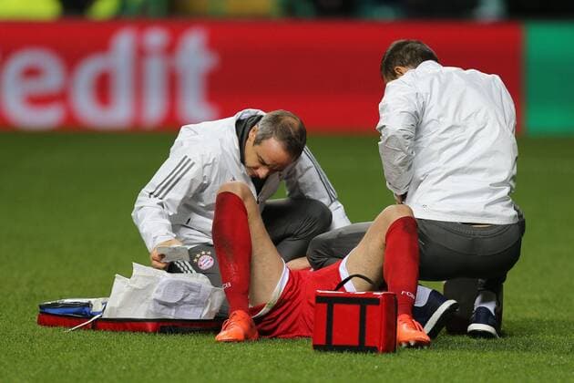 Team doctor Dr Volker Braun FC Bayern Muenchen treats Javi Martinez 8 FC Bayern Muenchen am Auge Blood Celtic Glasgow vs FC Bayern Muenchen Football Preliminary Round Champions League 31 10 2017 Glasgow Glasgow Scotland Copyright: xkolbert-press ChristianxKolbertx